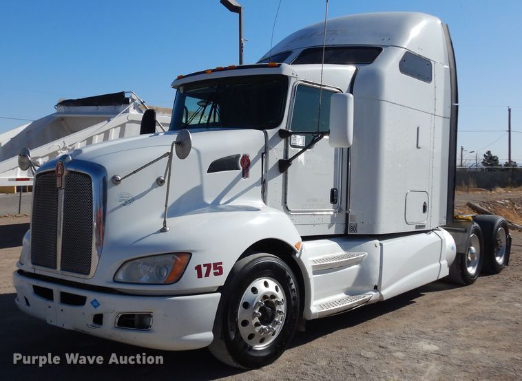 image for item DK0309 2009 Kenworth T660  semi truck