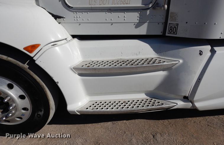 image for item DK0309 2009 Kenworth T660  semi truck