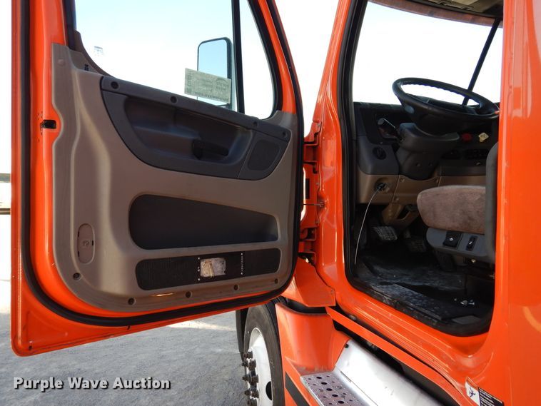 image for item DK0311 2012 Freightliner Cascadia  semi truck