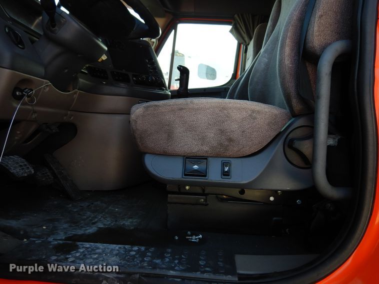 image for item DK0311 2012 Freightliner Cascadia  semi truck