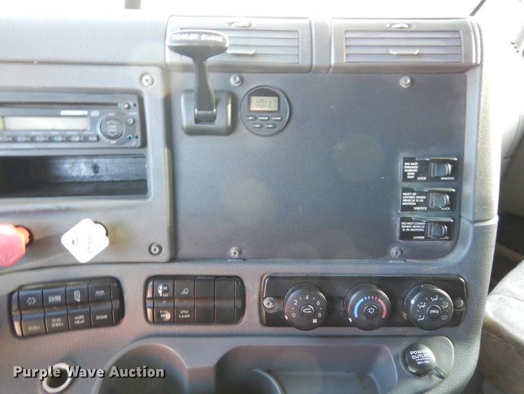 image for item DK0311 2012 Freightliner Cascadia  semi truck