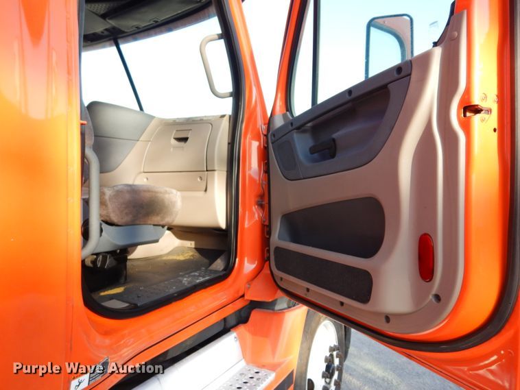 image for item DK0311 2012 Freightliner Cascadia  semi truck