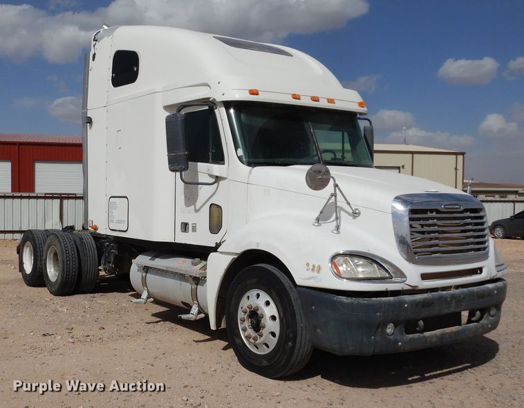 image for item DK0317 2007 Freightliner Columbia 120  semi truck