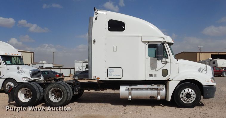 image for item DK0317 2007 Freightliner Columbia 120  semi truck