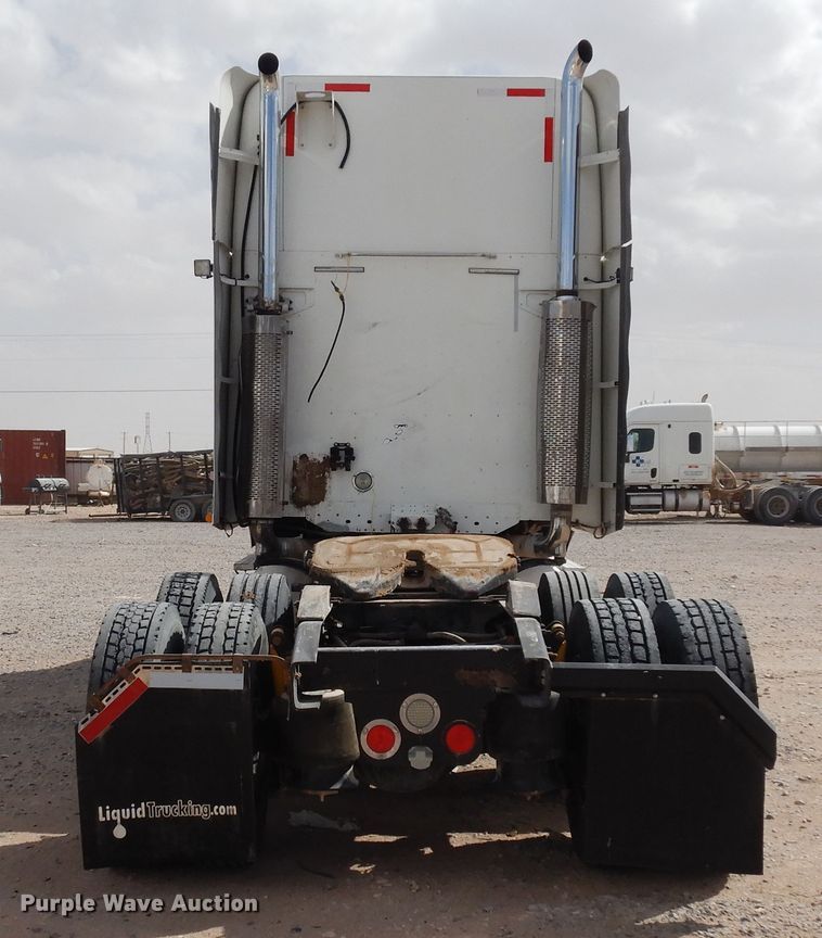 image for item DK0317 2007 Freightliner Columbia 120  semi truck