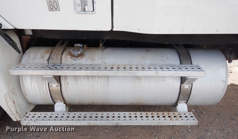 image for item DK0317 2007 Freightliner Columbia 120  semi truck