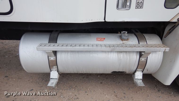 image for item DK0317 2007 Freightliner Columbia 120  semi truck