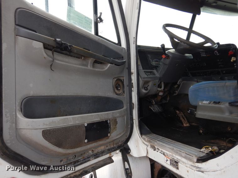 image for item DK0317 2007 Freightliner Columbia 120  semi truck