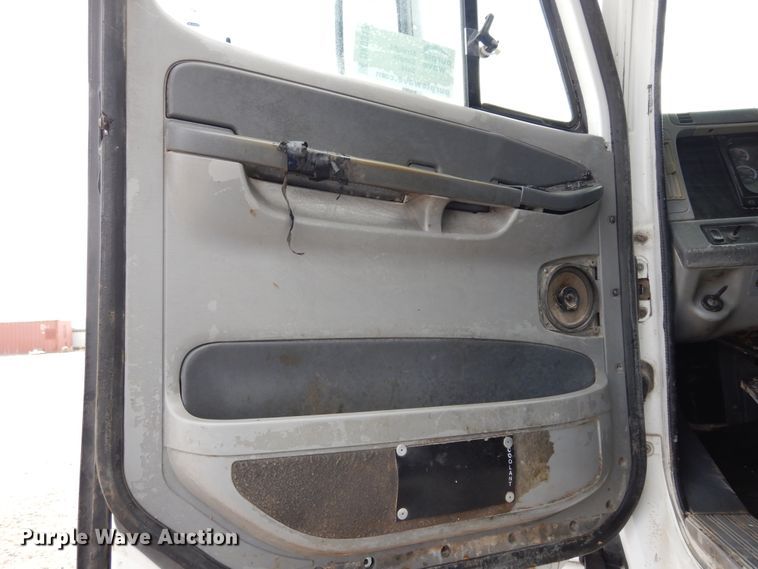 image for item DK0317 2007 Freightliner Columbia 120  semi truck