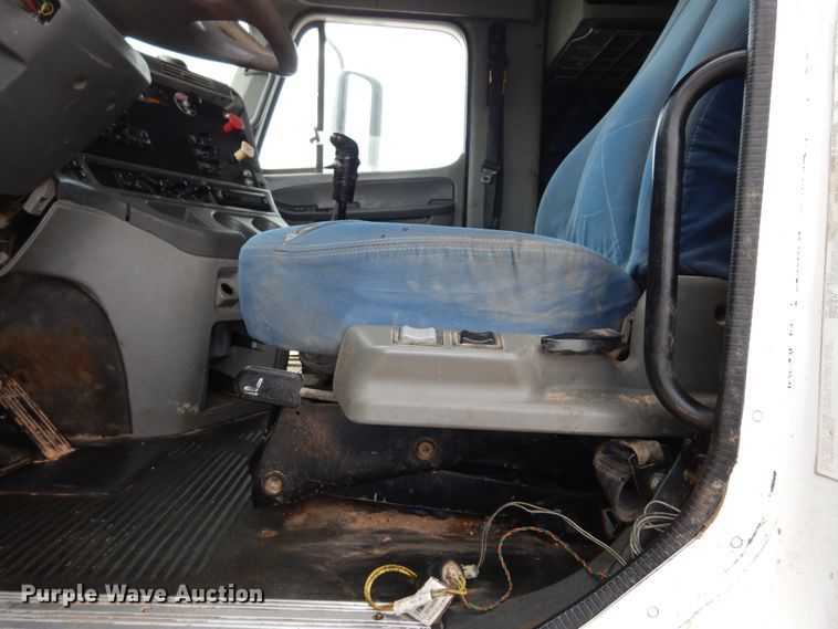 image for item DK0317 2007 Freightliner Columbia 120  semi truck