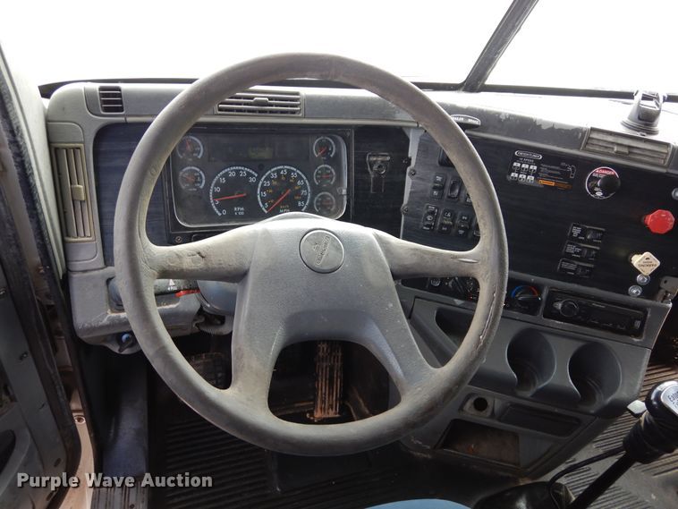 image for item DK0317 2007 Freightliner Columbia 120  semi truck