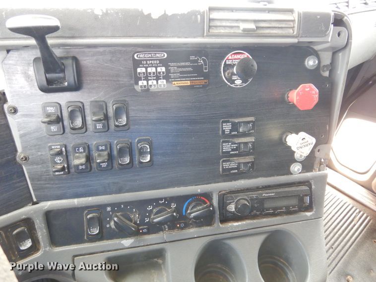 image for item DK0317 2007 Freightliner Columbia 120  semi truck