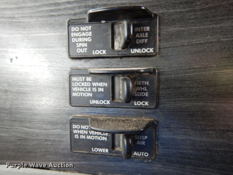 image for item DK0317 2007 Freightliner Columbia 120  semi truck