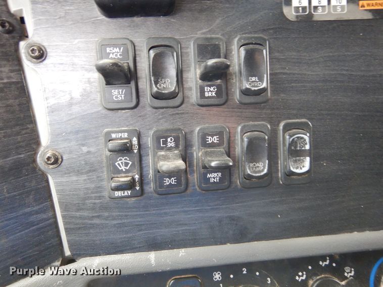 image for item DK0317 2007 Freightliner Columbia 120  semi truck