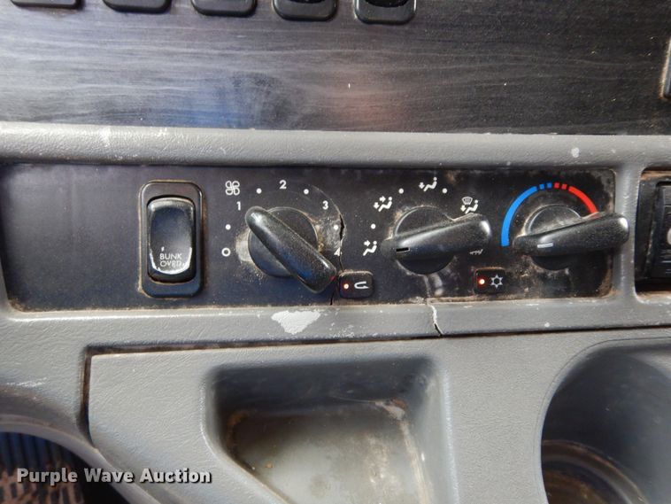 image for item DK0317 2007 Freightliner Columbia 120  semi truck