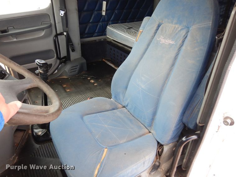 image for item DK0317 2007 Freightliner Columbia 120  semi truck