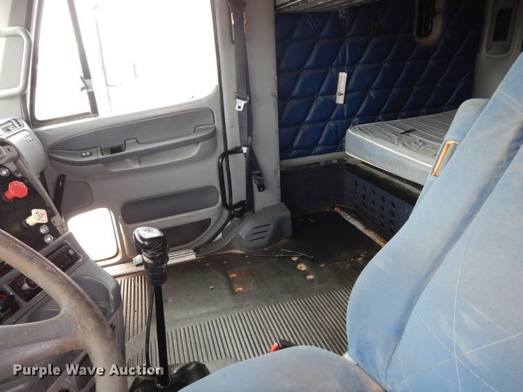 image for item DK0317 2007 Freightliner Columbia 120  semi truck