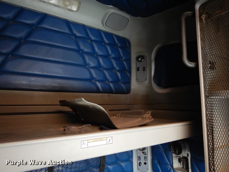 image for item DK0317 2007 Freightliner Columbia 120  semi truck