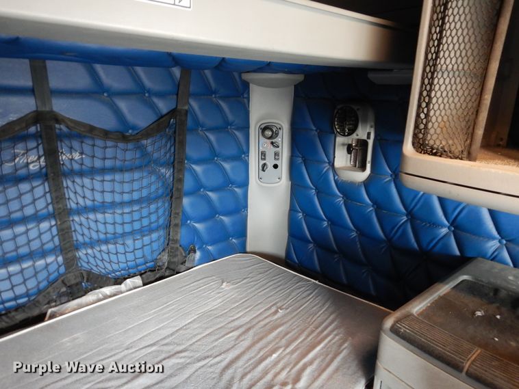 image for item DK0317 2007 Freightliner Columbia 120  semi truck