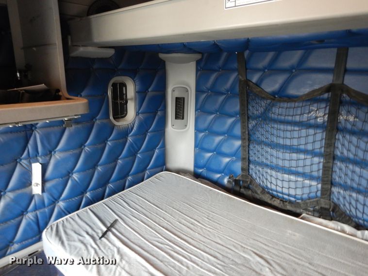 image for item DK0317 2007 Freightliner Columbia 120  semi truck