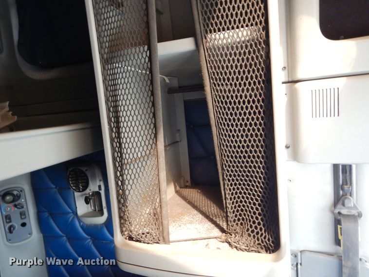 image for item DK0317 2007 Freightliner Columbia 120  semi truck