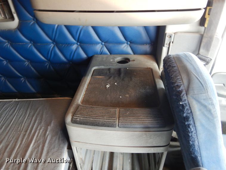 image for item DK0317 2007 Freightliner Columbia 120  semi truck