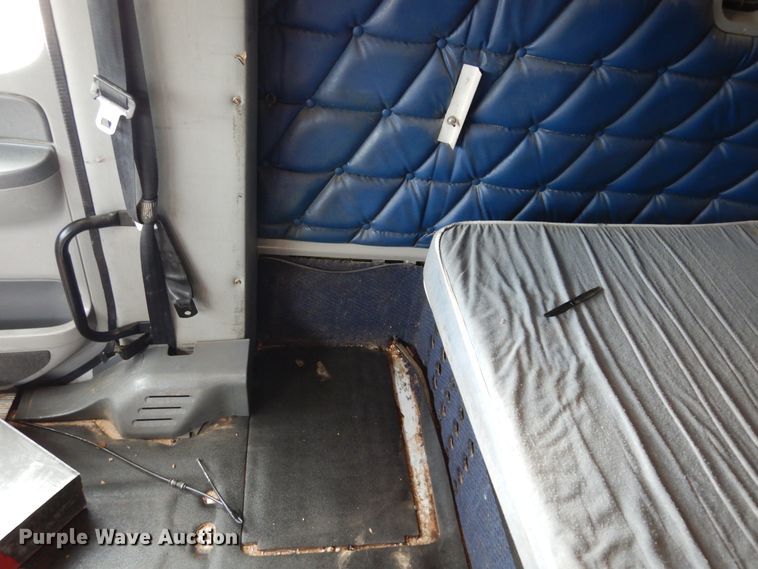 image for item DK0317 2007 Freightliner Columbia 120  semi truck