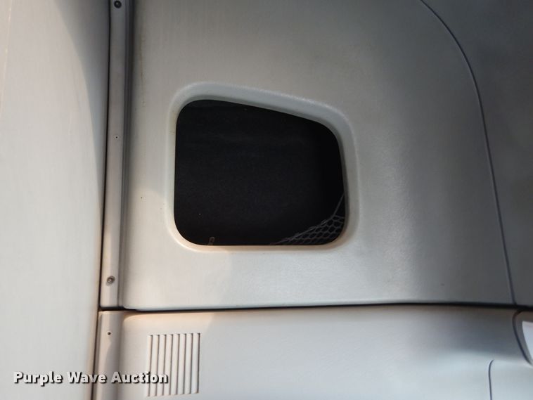 image for item DK0317 2007 Freightliner Columbia 120  semi truck