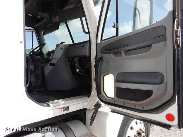 image for item DK0317 2007 Freightliner Columbia 120  semi truck