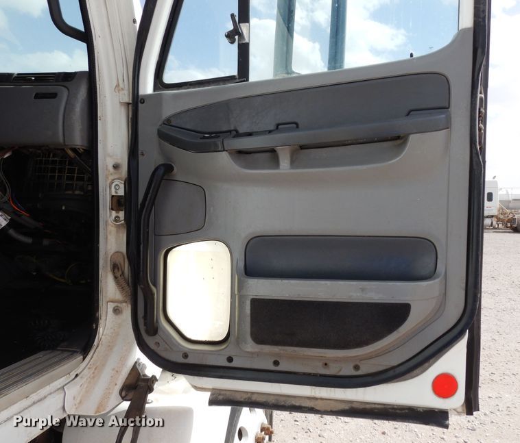 image for item DK0317 2007 Freightliner Columbia 120  semi truck