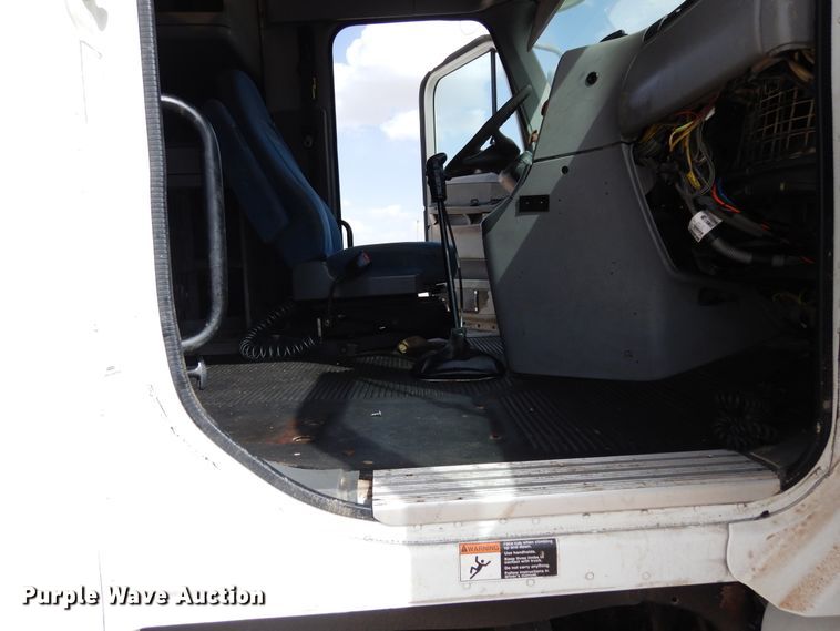 image for item DK0317 2007 Freightliner Columbia 120  semi truck