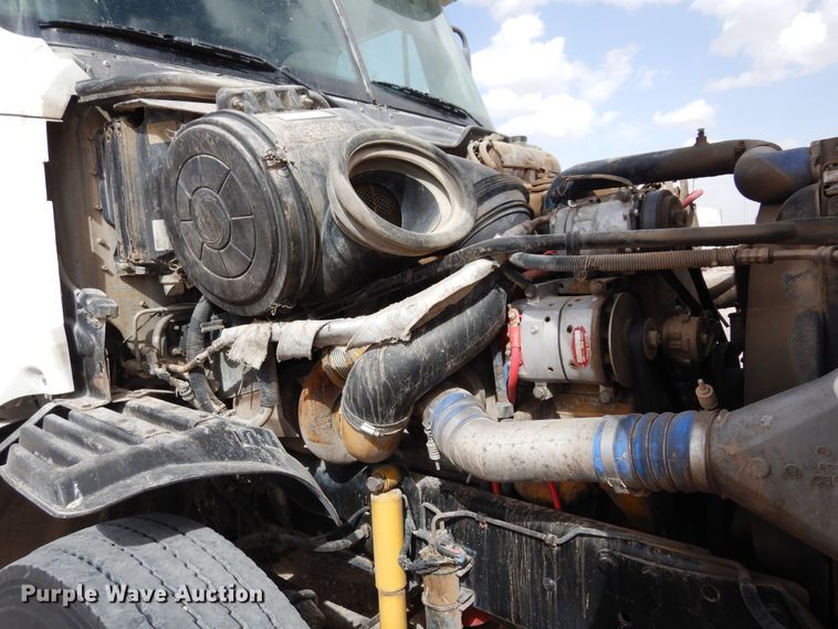 image for item DK0317 2007 Freightliner Columbia 120  semi truck