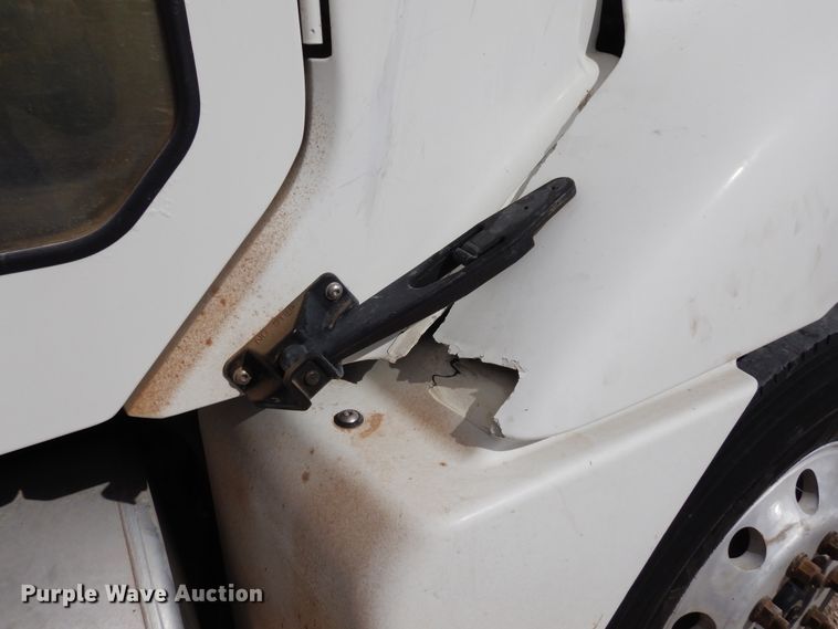 image for item DK0317 2007 Freightliner Columbia 120  semi truck