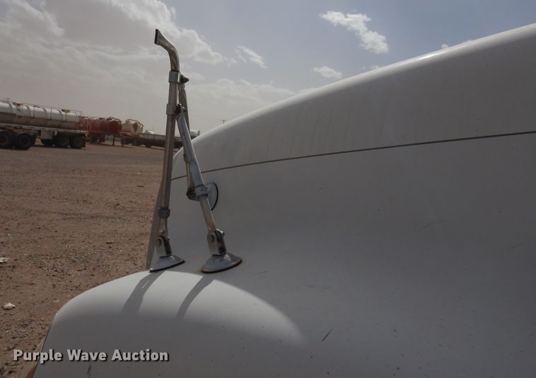 image for item DK0317 2007 Freightliner Columbia 120  semi truck