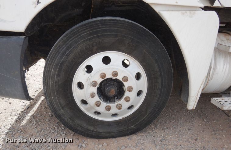 image for item DK0317 2007 Freightliner Columbia 120  semi truck