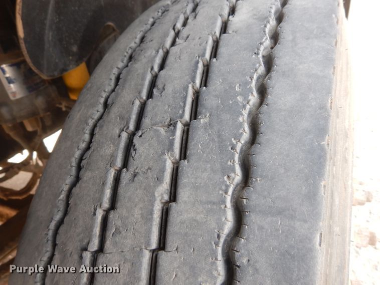 image for item DK0317 2007 Freightliner Columbia 120  semi truck