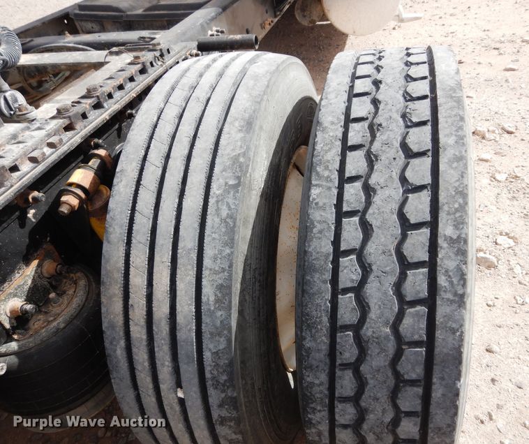 image for item DK0317 2007 Freightliner Columbia 120  semi truck