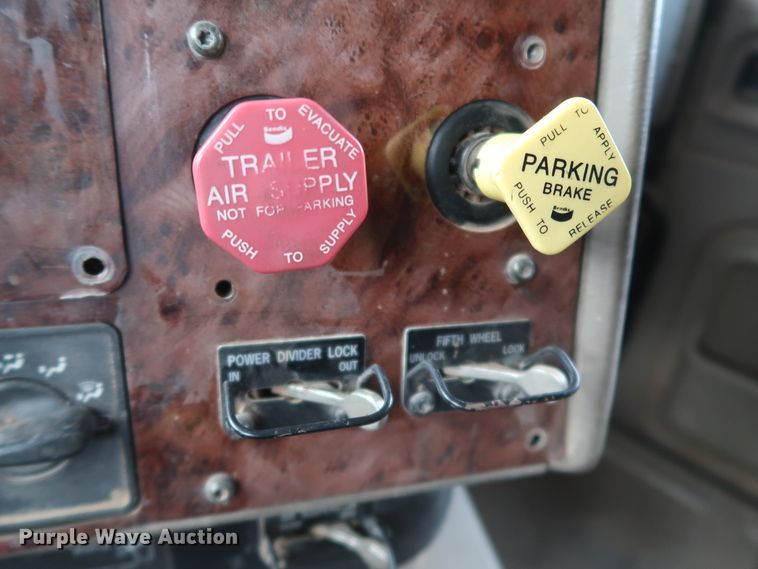 image for item DK3676 2007 International 9200i Eagle  semi truck