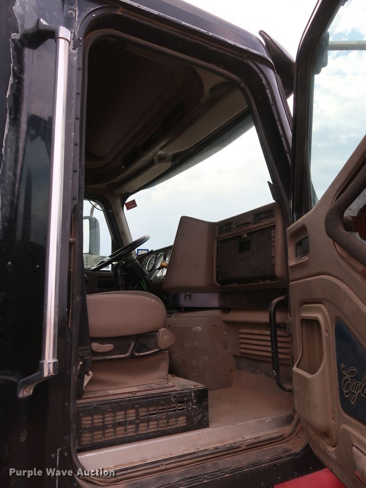 image for item DK3676 2007 International 9200i Eagle  semi truck