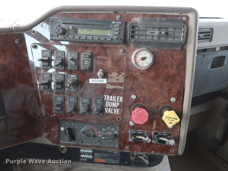 image for item DK3677 2007 International 9200i Eagle  semi truck