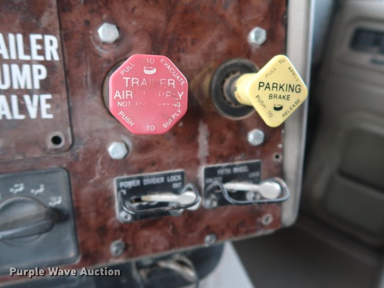 image for item DK3677 2007 International 9200i Eagle  semi truck