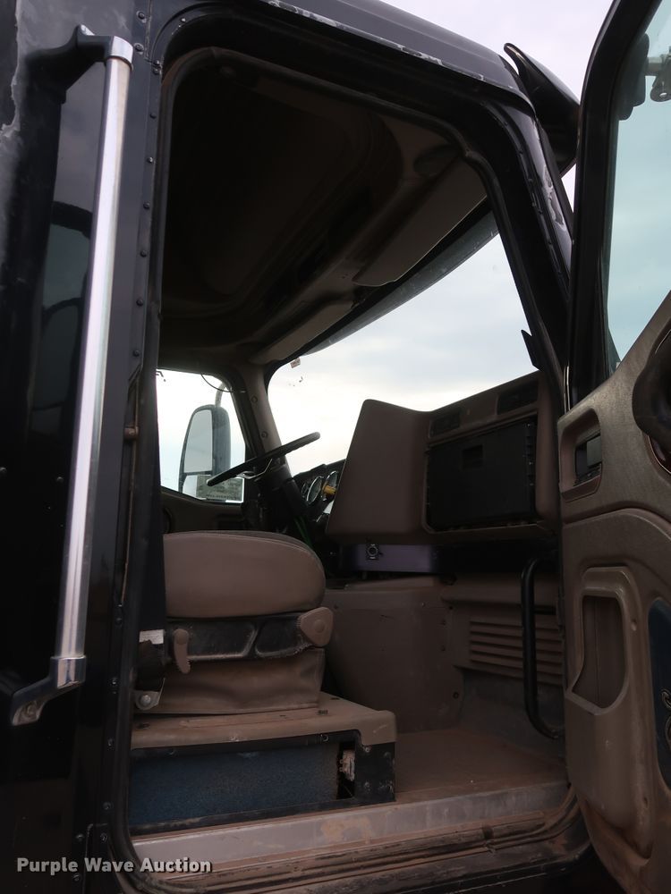 image for item DK3677 2007 International 9200i Eagle  semi truck