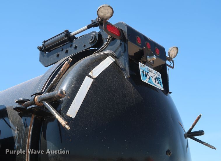 image for item DK3682 2011 Freightliner Business Class M2 112  vacuum truck