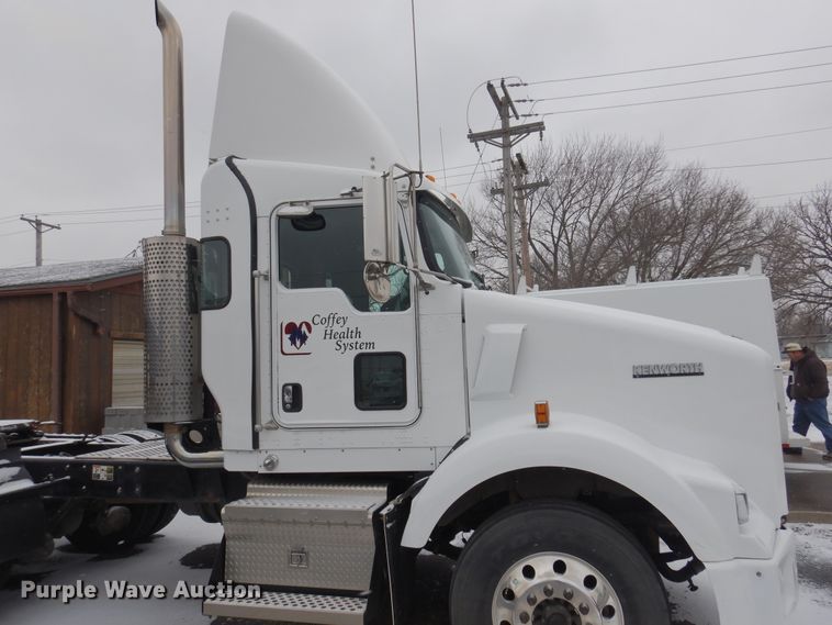 image for item DK4317 2007 Kenworth T800  semi truck