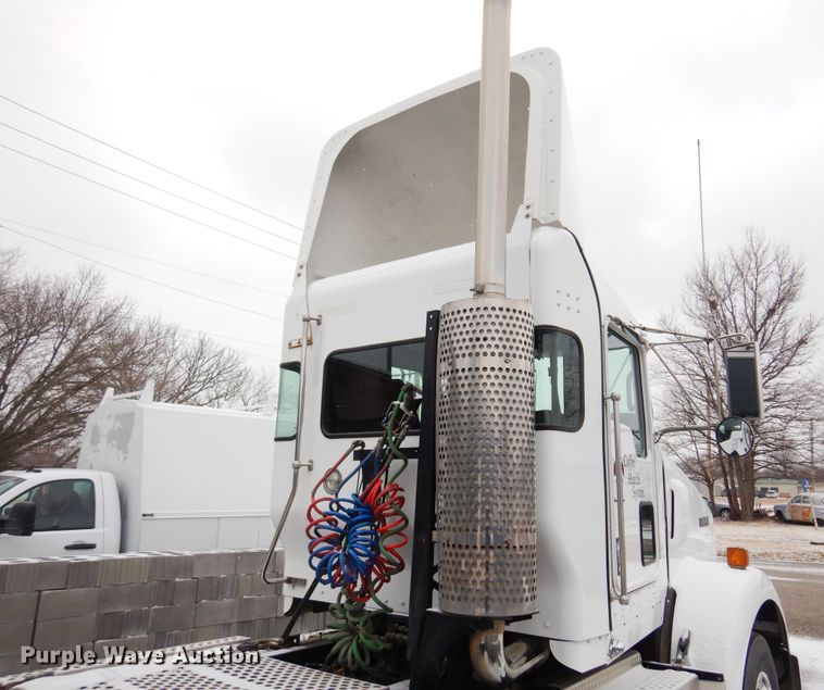 image for item DK4317 2007 Kenworth T800  semi truck