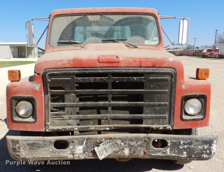 image for item DK8247 1985 International 1654  winch truck