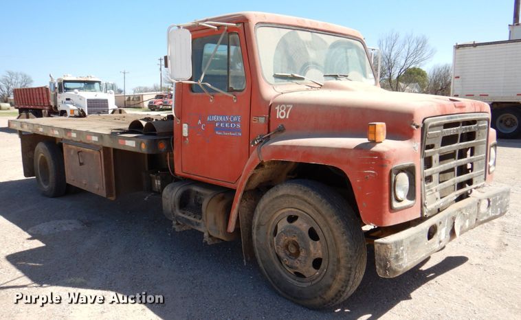 image for item DK8247 1985 International 1654  winch truck
