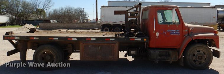 image for item DK8247 1985 International 1654  winch truck