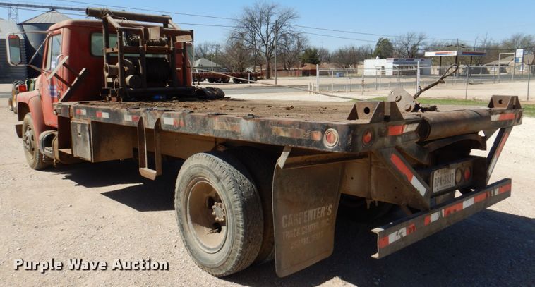 image for item DK8247 1985 International 1654  winch truck