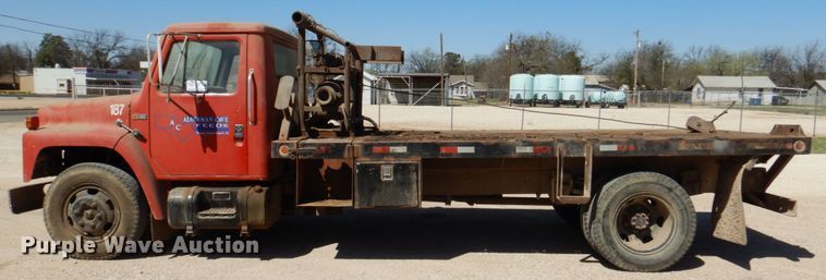 image for item DK8247 1985 International 1654  winch truck